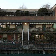 Il condominio inclinato. Bergamo, sole, casbah, pollai e terrazze fiorite: una sequenza
