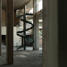 Il condominio inclinato. Bergamo, sole, casbah, pollai e terrazze fiorite: un'immagine