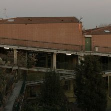 Il condominio inclinato. Bergamo, sole, casbah, pollai e terrazze fiorite: una scena del film