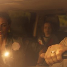 Greenland: Gerard Butler e Morena Baccarin in una scena del film