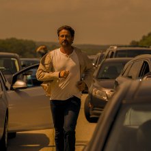 Greenland: Gerard Butler durante una scena del film