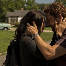 Greenland: Morena Baccarin e Gerard Butler in una scena del film