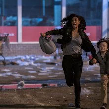 Greenland: Morena Baccarin e Roger Dale Floyd in una scena del film