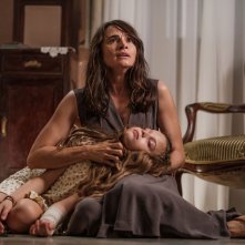 Il legame: Mia Maestro in una scena del film