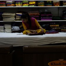 La ruota del Khadi - L'ordito e la trama dell'India: una scena del film