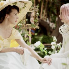 Paradise Hills: una scena del film con Milla Jovovich, Emma Roberts