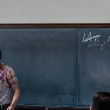 Il processo ai Chicago 7: una scena del film con Jeremy Strong