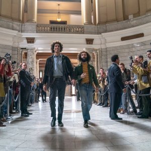 Il processo ai Chicago 7: Sacha Baron Cohen, Jeremy Strong in una scena del film