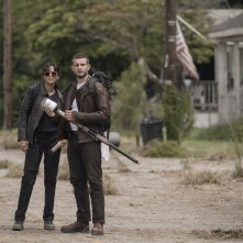 The Walking Dead - World Beyond: Nico Tortorella e Annet Mahendru in una scena dello spin-off