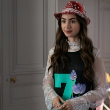 Emily in Paris: Lily Collins in una scena della serie Netflix