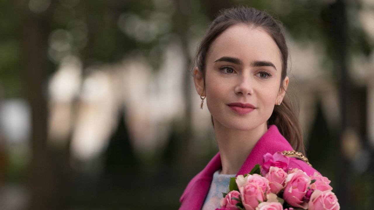 Lily Collins in una scena di Emily in Paris
