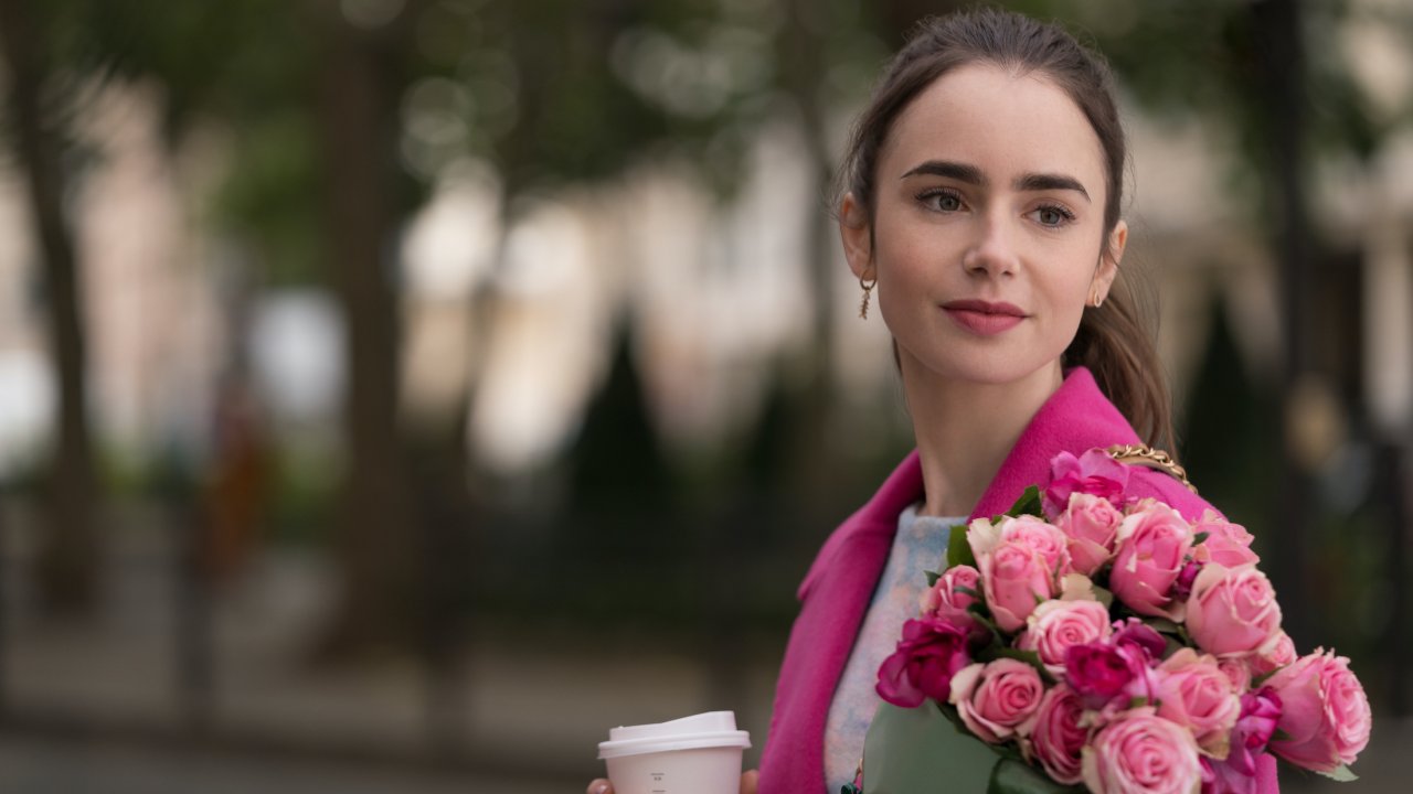 Lily Collins in una scena di Emily in Paris