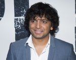 M. Night Shyamalan sostiene la campagna di Joe Biden con un concorso cinematografico