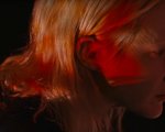 Possessor: Andrea Riseborough nelle foto dell'horror di Brandon Cronenberg