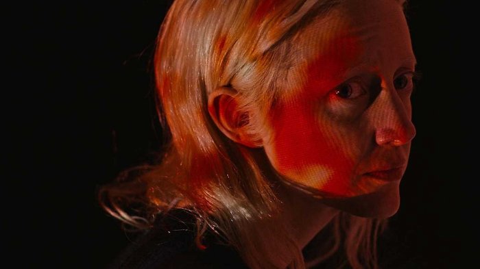 Possessor: perché Andrea Riseborough ha voluto indossare un falso pene nell'horror