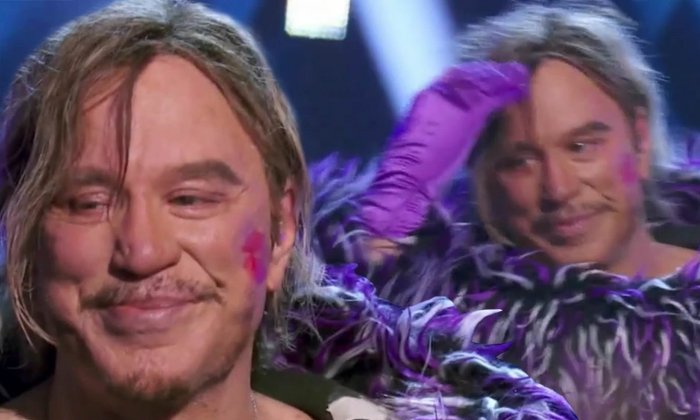 Mickey Rourke vestito da Gremlins: il pubblico di The Masked Singer in delirio (VIDEO)