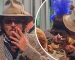 Johnny Depp abbraccia le sue fan ma infrange le regole sul distanziamento (FOTO)