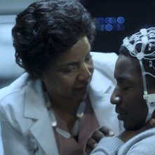 Black Box: Phylicia Rashad, Mamoudou Athie durante una scena del film