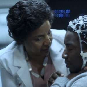 Black Box: Phylicia Rashad, Mamoudou Athie durante una scena del film