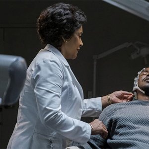 Black Box: una scena del film con Phylicia Rashad, Mamoudou Athie