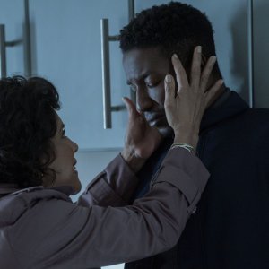 Black Box: Phylicia Rashad, Mamoudou Athie in una scena del film