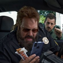 Hubie Halloween: Kevin James e Adam Sandler in una scena del film