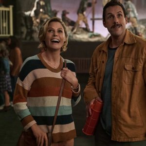 Hubie Halloween: una scena del film con Adam Sandler e Julie Bowen