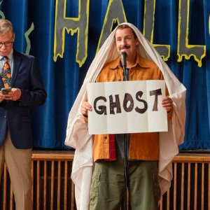 Hubie Halloween: Adam Sandler in una scena del film
