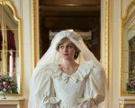 The Crown 4: Emma Corrin è Lady Diana, la foto con l'abito da sposa toglie il fiato