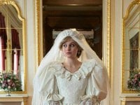 The Crown 4: Emma Corrin è Lady Diana, la foto con l'abito da sposa toglie il fiato