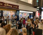 Disney Store chiude a Bari: il saluto ai dipendenti tra applausi e lacrime (video)