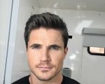 Resident Evil: Robbie Amell e Kaya Scodelario nel film che ritorna alle origini della storia