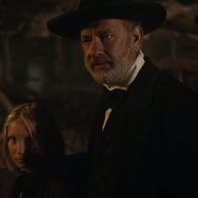 News of the World: Tom Hanks ed Helena Zengel in una scena