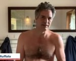 Mark Ruffalo, Naomi Campbell e altre celebrità completamente nude per invitare al voto (VIDEO)
