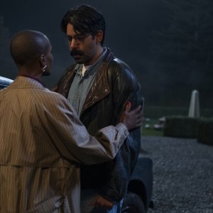 The Haunting of Bly Manor: Rahul Kohli e T'Nia Miller in una scena della serie Netflix
