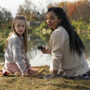 The Haunting of Bly Manor: Amelie Bea Smith e Tahirah Sharif in una scena della serie Netflix