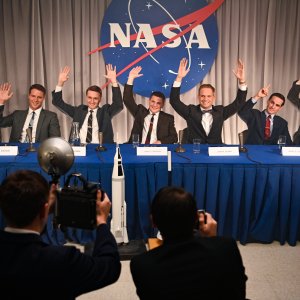 The Right Stuff: Uomini veri - il cast in una scena della serie