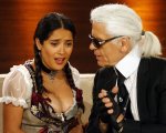 Salma Hayek e il seno strizzato nel dirndl per scommessa: il retroscena (VIDEO)