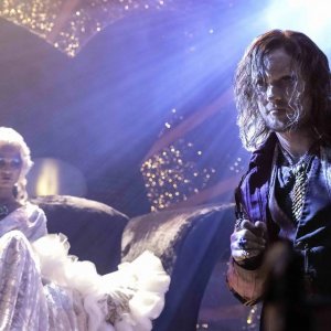 Guida per babysitter a caccia di mostri: Tom Felton e Indya Moore in una scena del film