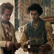 La vita straordinaria di David Copperfield: Dev Patel e  Hugh Laurie in una scena