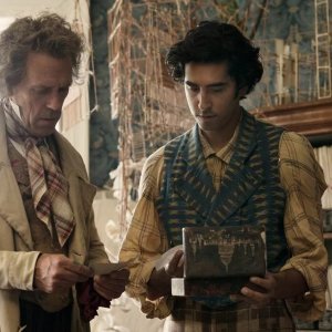 La vita straordinaria di David Copperfield: Dev Patel e  Hugh Laurie in una scena