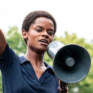 Small Axe: Letitia Wright in una scena di Mangrove