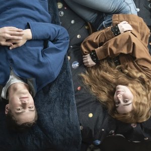 Nuvole: Sabrina Carpenter, Fin Argus durante una scena del film