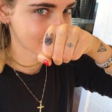 Chiara Ferragni: i tatuaggi del cane e di un occhio sulle dita e quello del triangolo sul polso