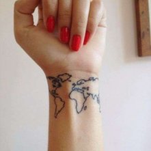 La mappa del Mondo tatuata sul polso di Chiara Ferragni