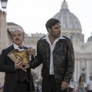 Ritorno al Crimine: Carlo Buccirosso con Edoard Leo in una scena del film