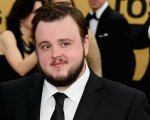 Moonfall: John Bradley e Stanley Tucci nel film di Roland Emmerich