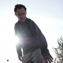 The Third Day: Jude Law in una scena della serie