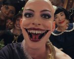 The Witches, Anne Hathaway e il suo sorriso alla Pennywise nella featurette del film