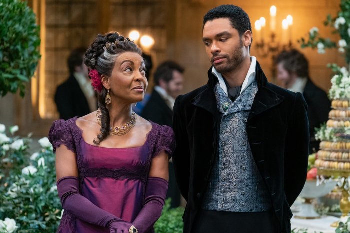 Bridgerton, Shonda Rhimes scioccata dalla reazione dei fan all'uscita di Regé-Jean Page: "Mica è morto"